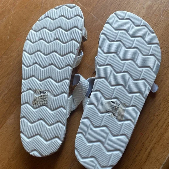 White Strappy Sandals- size 7 - Picture 3 of 4